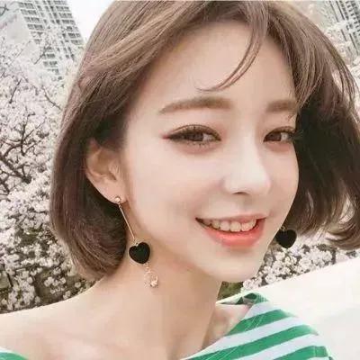 甜美少女，樱花季节的微笑，黑珍珠耳环点缀少女粉耳饰棕色耳环紫色花耳饰黑灰色