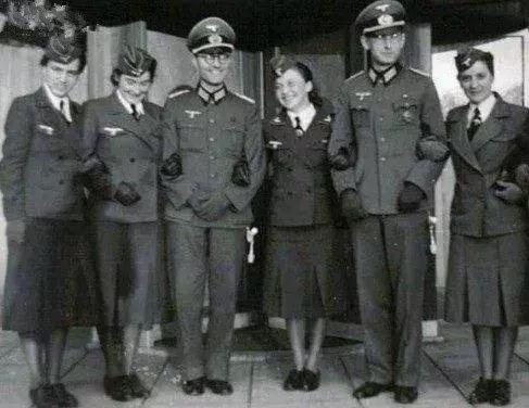 网上流传着不少二战德国军官的故事，像那个说德国士兵因颜值高被无罪释放的段子就传得