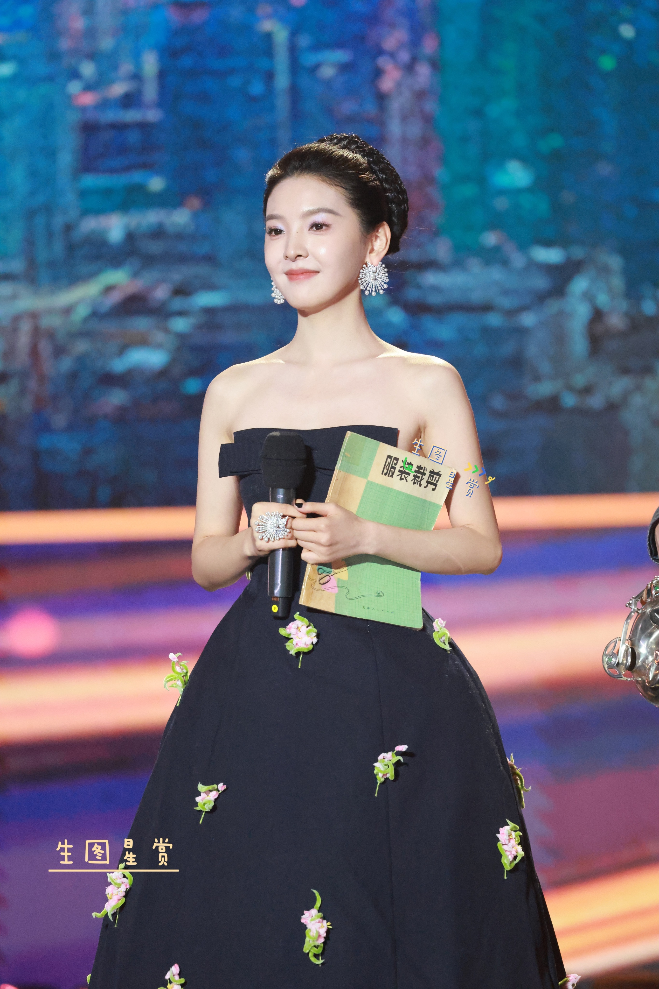 章若楠×广电视听精品之夜人间美楠子，横看侧看皆是面面心跳章若楠庄