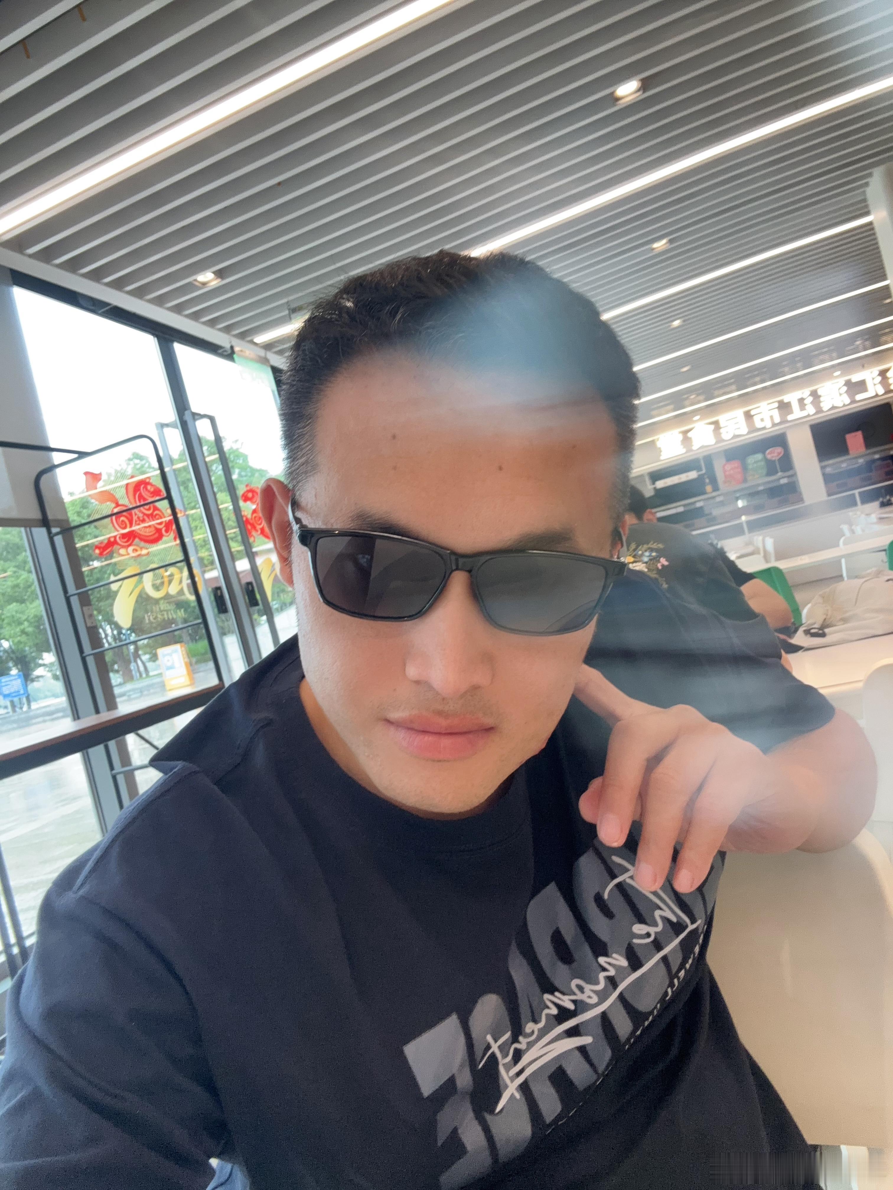 人沿着一条路，一直的狂奔下去，然后就到了生命的终点。这是生活的一种惯性，它最可怕