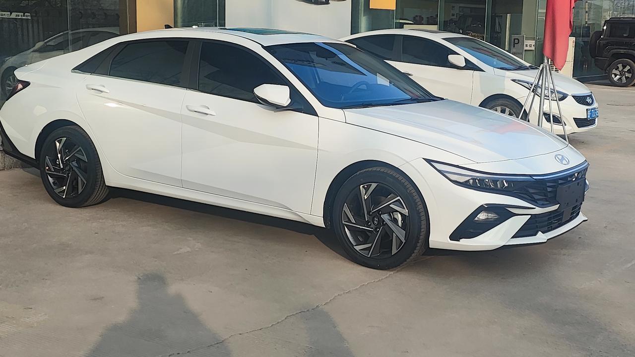 伊兰特是现代汽车里卖的很火的一款车，如果10以内选轿车，我觉得伊兰特还是很有性价