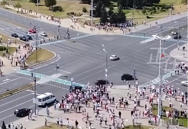 上海，李先生打到一台网约车，打表计价是56.75元，车辆行驶途中，司机突然抱怨，