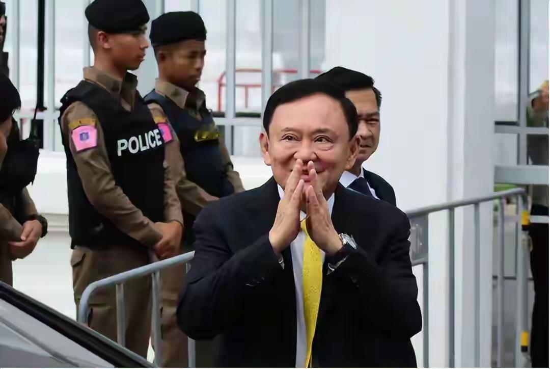 泰国总理他信所有的愿望已经彻底地跌入了谷底，这时候他向皇家提出的免刑特赦申请，这