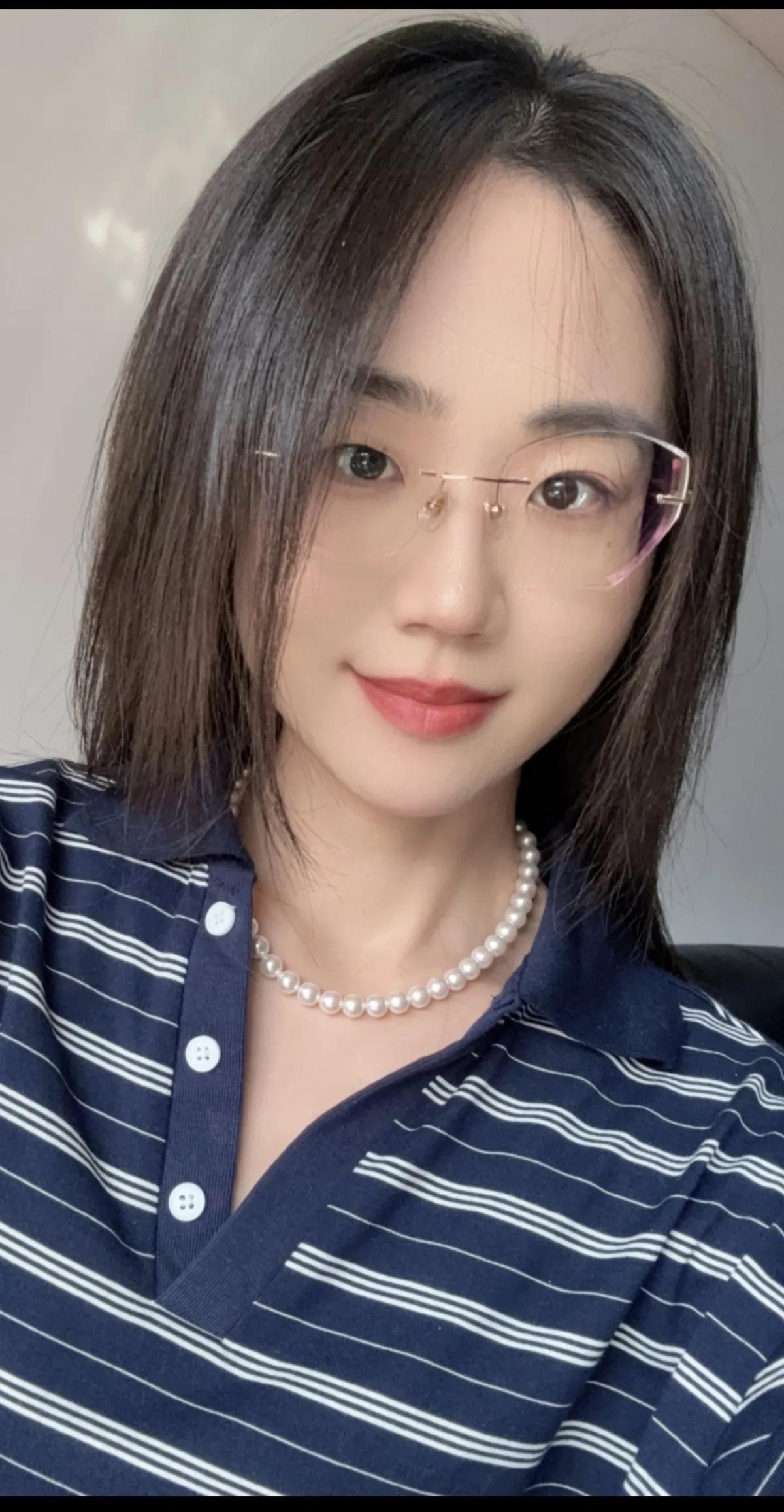 温柔甜美的眼镜少女，珍珠项链点缀，清新自然。晒一晒你的日常穿搭什么样的女生称得