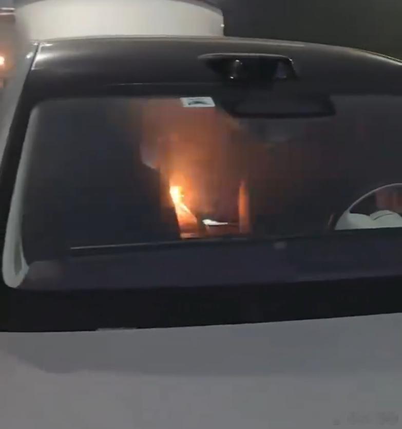 1月14日重庆一台尊界S800后排冒烟起火。1月19日鸿蒙智行官