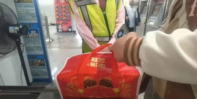 最近，在上海地铁6号线民生路地铁站，两名乘客拎的袋子上有大闸蟹图文标识，一进地铁