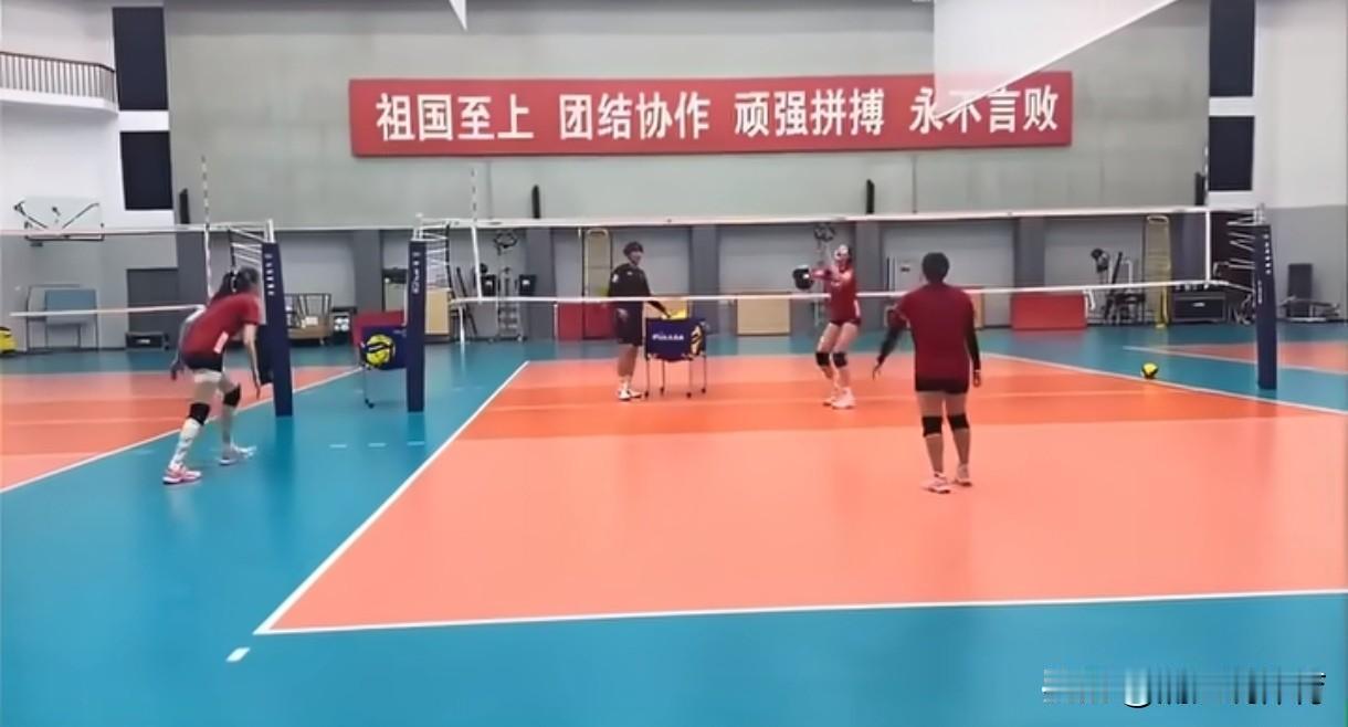 李盈莹已经进行扣球训练。袁党毅发球，朱星辰接一传，金佳宝传球，李盈莹助跑并在四号