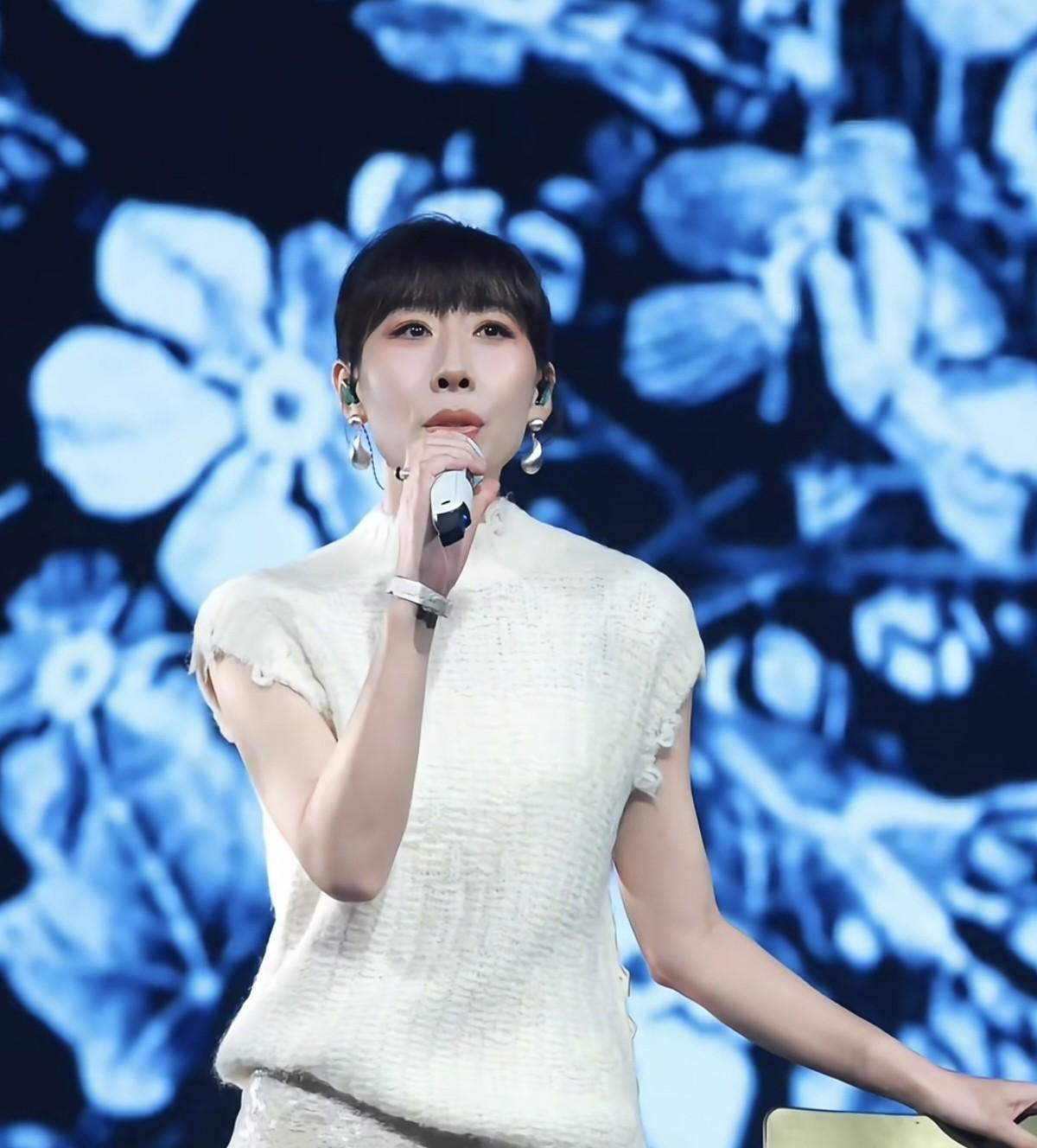 东方卫视今天晚上生动的诠释了什么叫做世界就是一个巨大的草台班子！直播镜头刚切