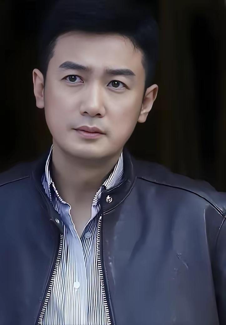 追剧《灼灼韶华》剧中饰演褚韶华的哥哥褚韶中的演员巩峥，首先出场，我以为他是男一