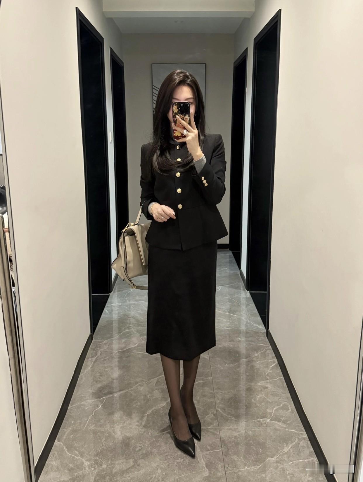 气质穿搭怎么穿才恰到好处?黑色西服加过膝裙，简直是气质穿搭的经典组合。春天这么穿