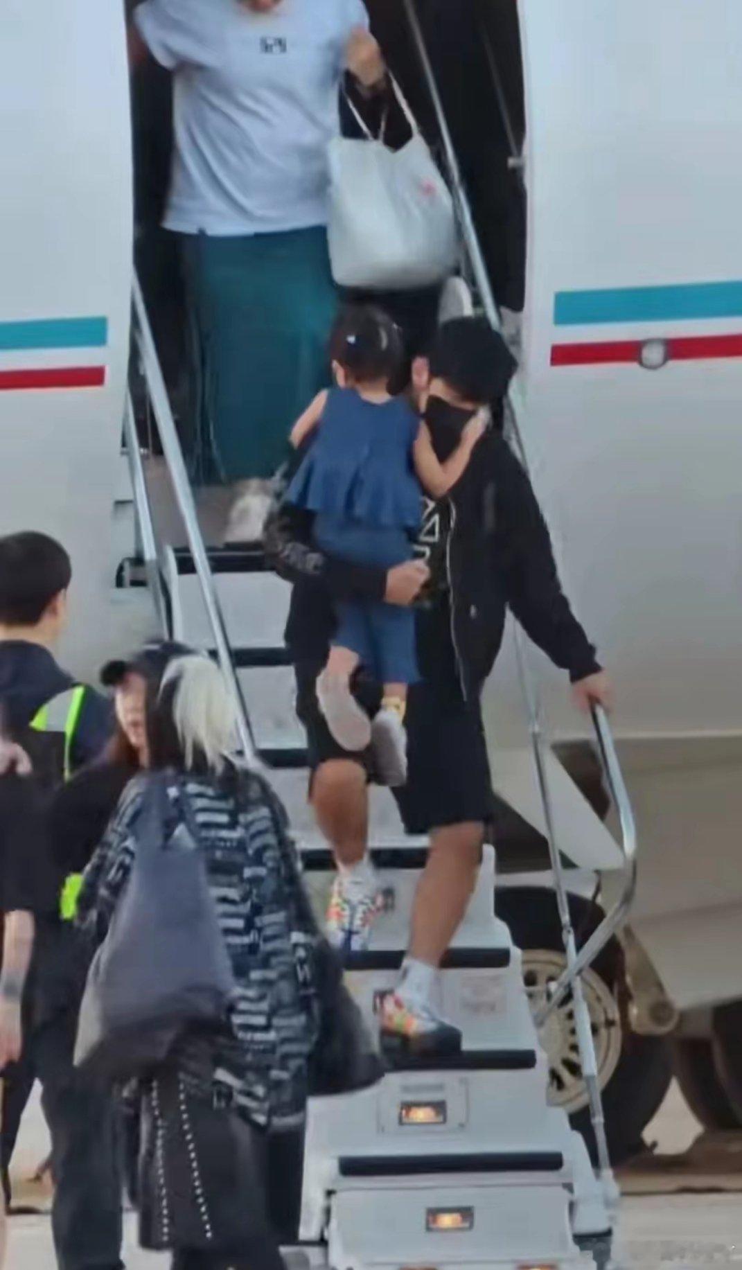 周杰伦这是有点“重女轻男”吧？他带着儿子罗密欧和小女儿，乘坐包机，到达北京，为即