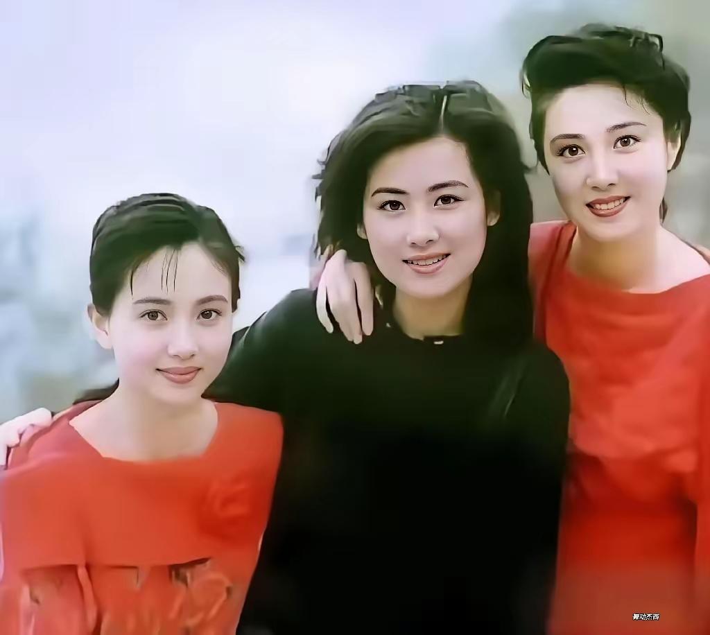 三位美女同框照实在是太美了，身材很苗条，就像是姐妹三位一样的那么高贵大气我只