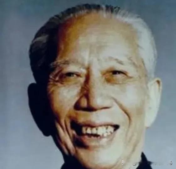 1957年，铁道兵司令王震上将遇到3个海军军官大声喝酒划拳。王司令走上前去，问：