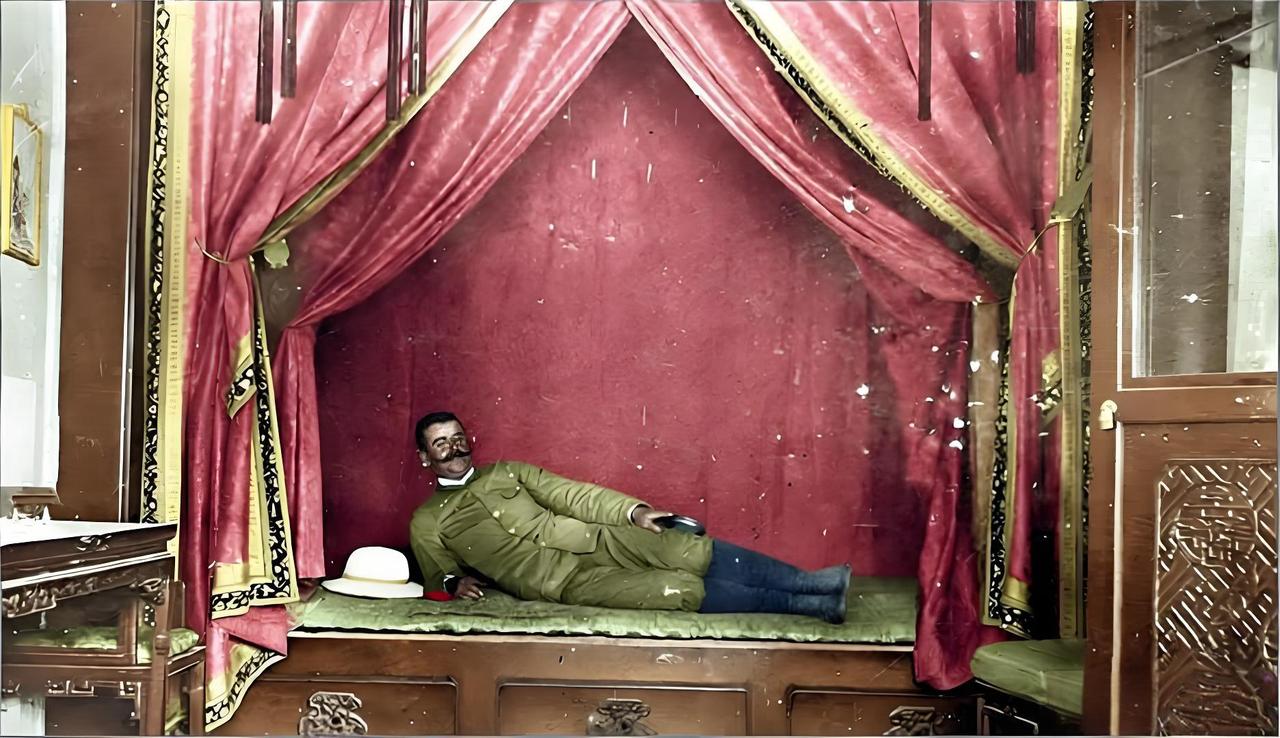 八国联军侵华时期，一名八国联军军官四仰八叉地躺在光绪皇帝的御床上，脸上满是得意与