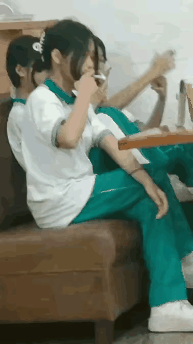 养废了！不是不敢管，是真的管不了。刚在快餐店撞见仨初中姑娘，一身校服翘腿