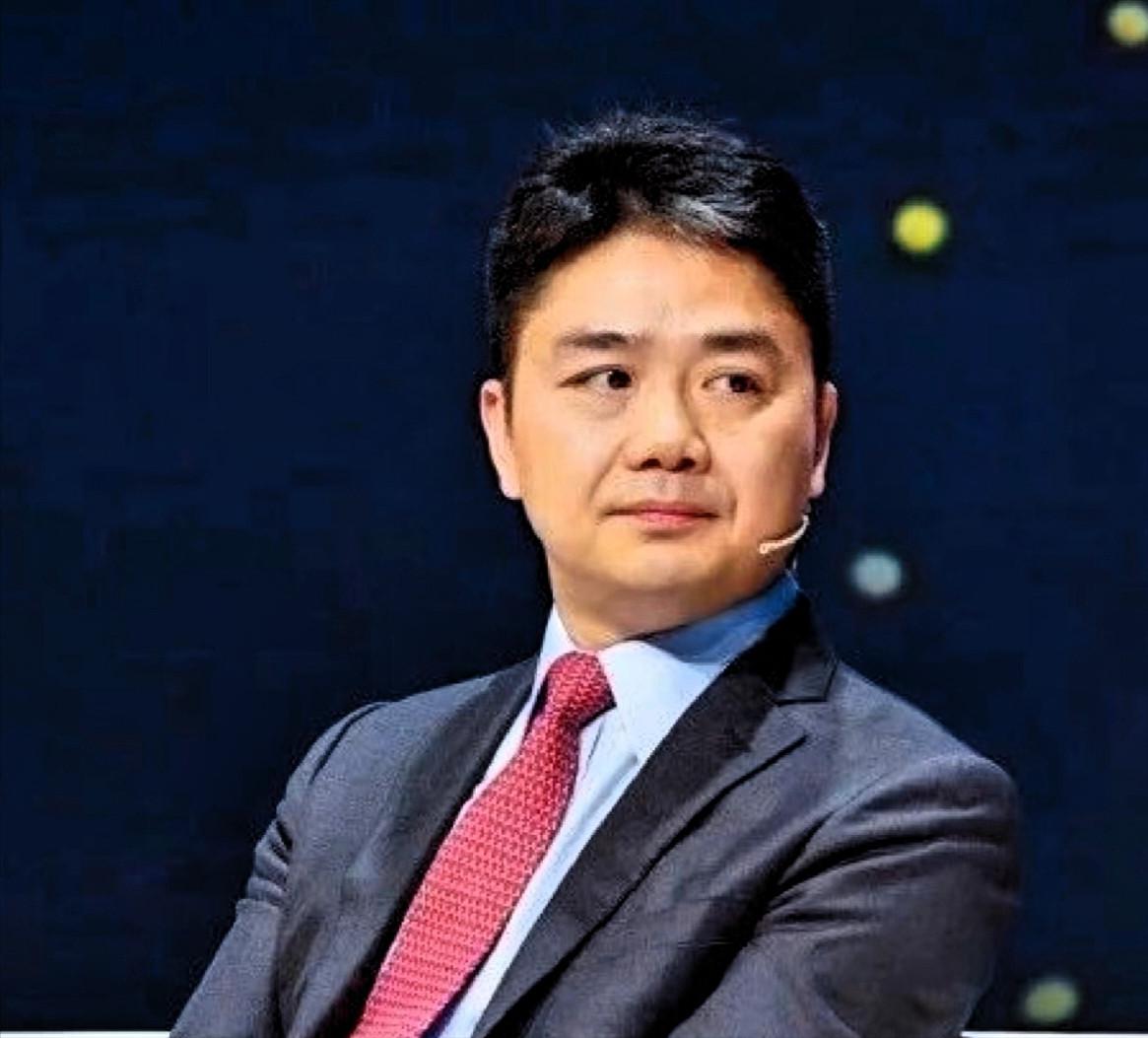 巴黎那帮毛贼估计肠子都悔青了，费大劲搬空京东仓库，结果偷回去一堆“电子板砖”！