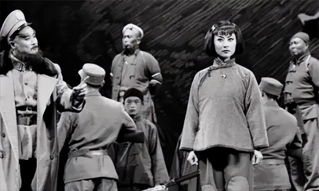 1947年1月12日，一个15岁的山西女孩躺上了铡刀。下令杀她的那个人，转身就