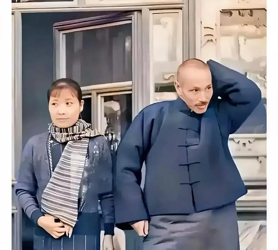 一张摄于1934年山西的老照片，大家看看着二人是谁？这并非演戏，也不是演员所扮演