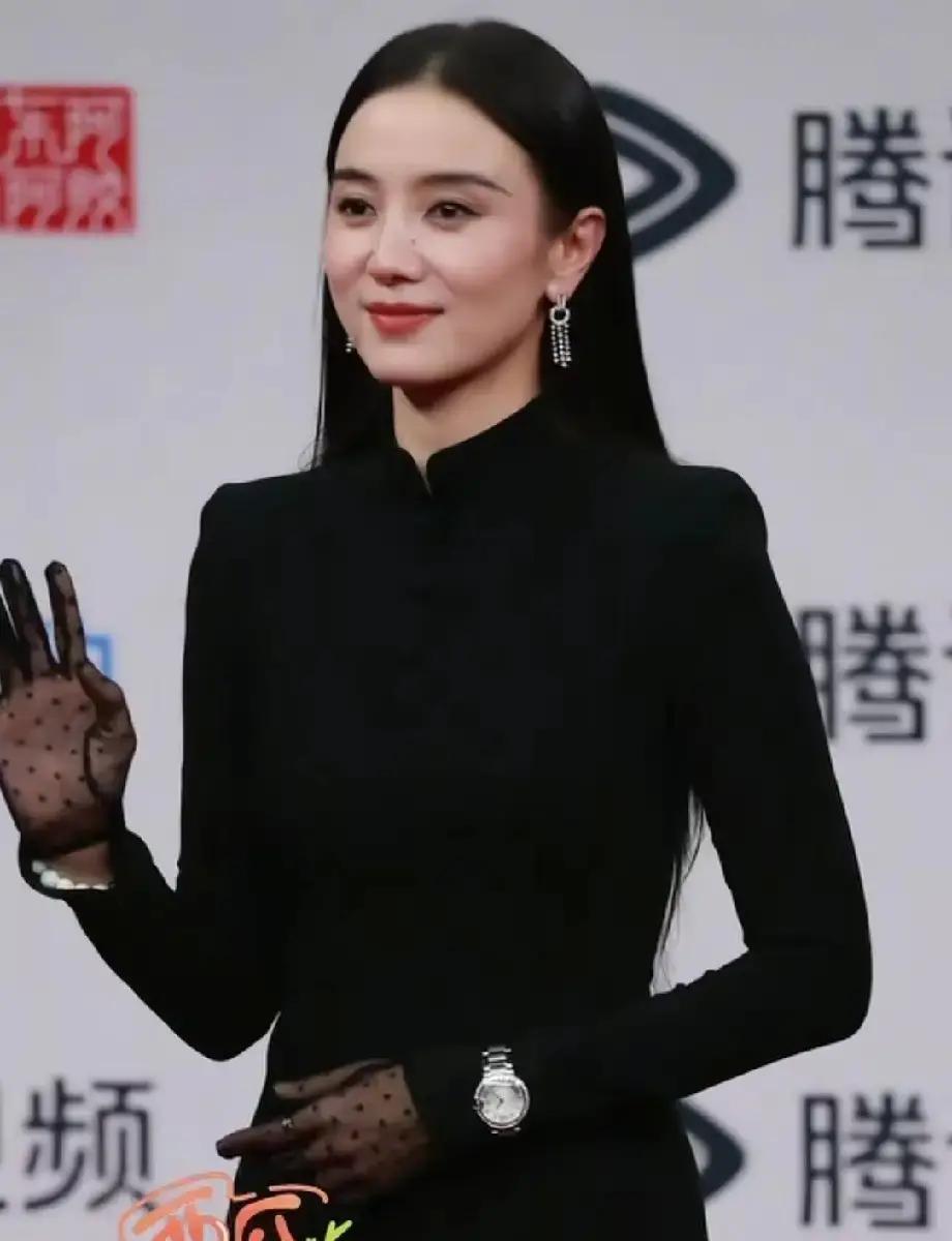 她43岁，但今晚没人讨论她的年龄。你发现没？宋佳这次把“端庄”标签彻底撕了