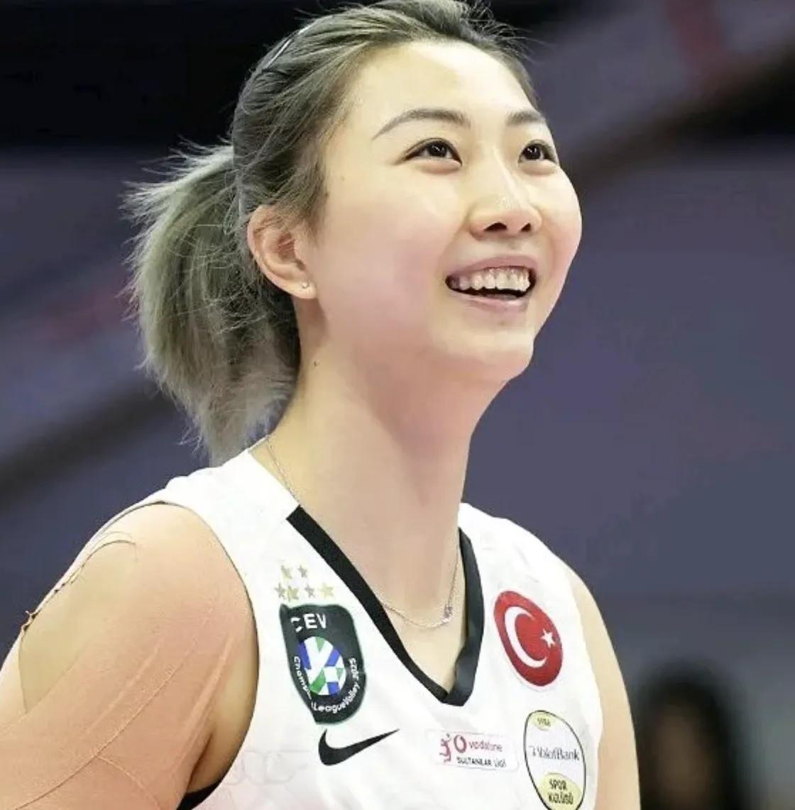 袁心玥为什么不能留在中国女排？这一消息一抛出来，立刻把排球圈炸了锅：状态那叫