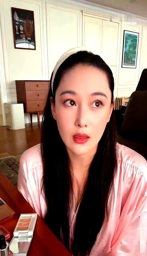 张馨予化了个雀斑妆录Vlog，何捷路过瞄了一眼：“你鼻夹怎么没摘？”评论区全笑疯了。2017年综艺里
