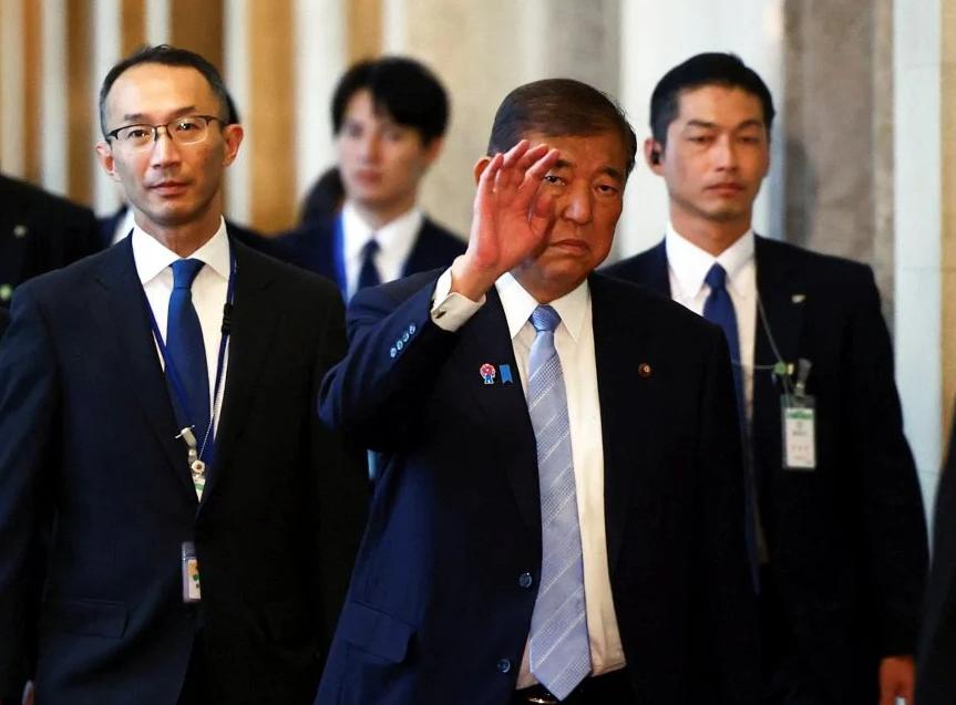 石破茂太可爱了，毫不掩饰自己的内心戏，辞职前愁容满面，宣布辞职后一脸笑嘻嘻。作