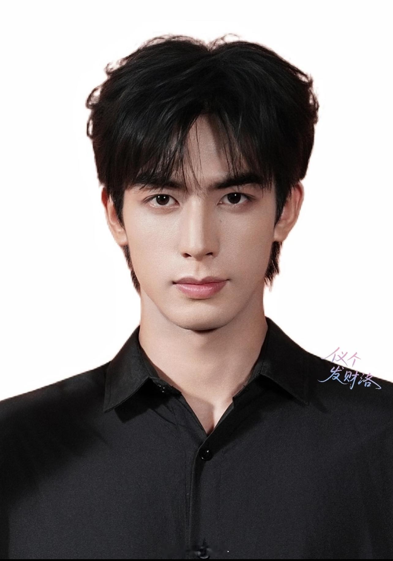 颠公，想问下宋威龙现在是什么状态，还属于欢娱吗，还是说纯自己单打独斗了。现在解约