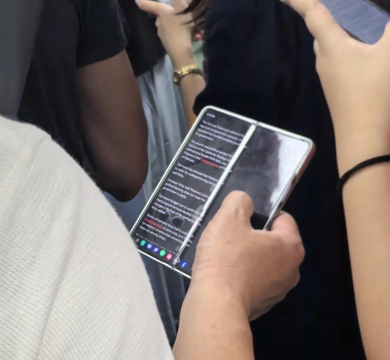 网友在地铁上看到的，问一下大家用这样的折叠屏的意义是什么？折痕如此巨大，估计会逼