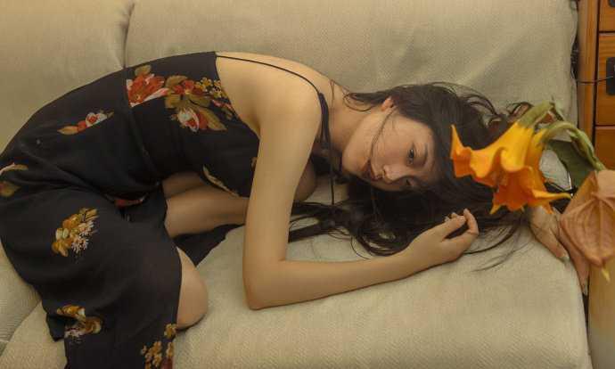 倘若我在阴雨天的房间里，心也变得潮湿柔软。