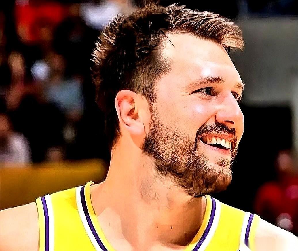 湖人那个27岁的东契奇，简直不讲道理。硬生生把老大哥詹姆斯逼成了副手，自己还顺