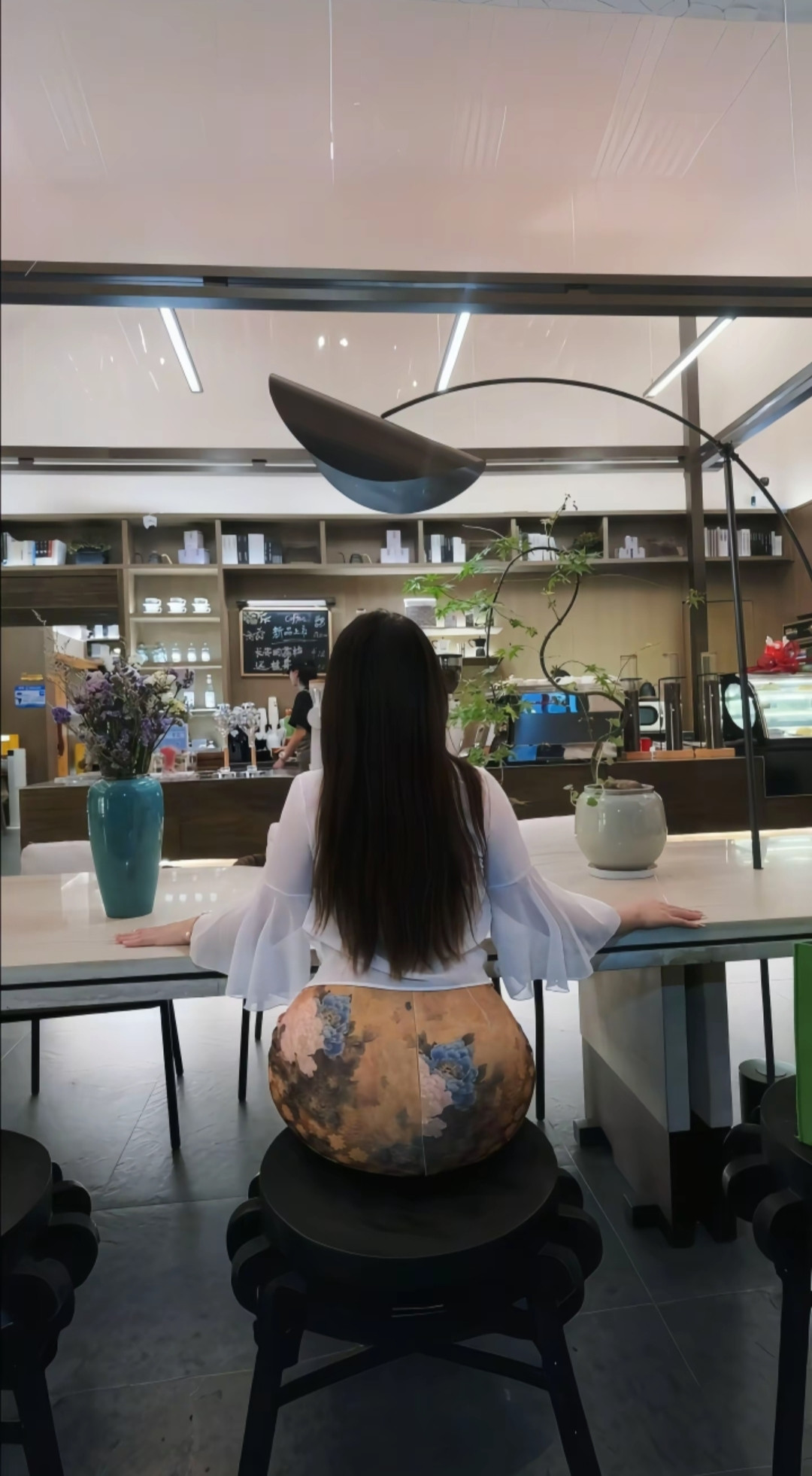 生活，有所为，有所爱，有所期待；花会沿路盛开，好运也会如期而至；生活中，有风，有雨，别忘了也有阳光。