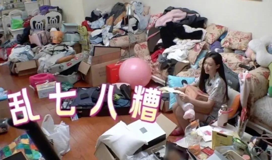 迄今为止，管乐的家是我在荧幕上见过明星的家里最乱的。虽然她家里乱七八糟，但是管乐
