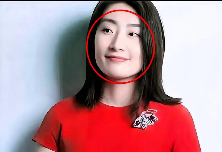 “老宗演了半辈子打造的防弹衣，大小姐一上来就卸甲”，网友的调侃道尽娃哈哈的荒诞转
