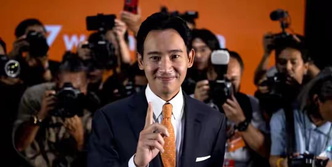 泰国人民党在民众的地位是最高的，拥有人数也是最多的，其中拥有议员的席位也是最高的