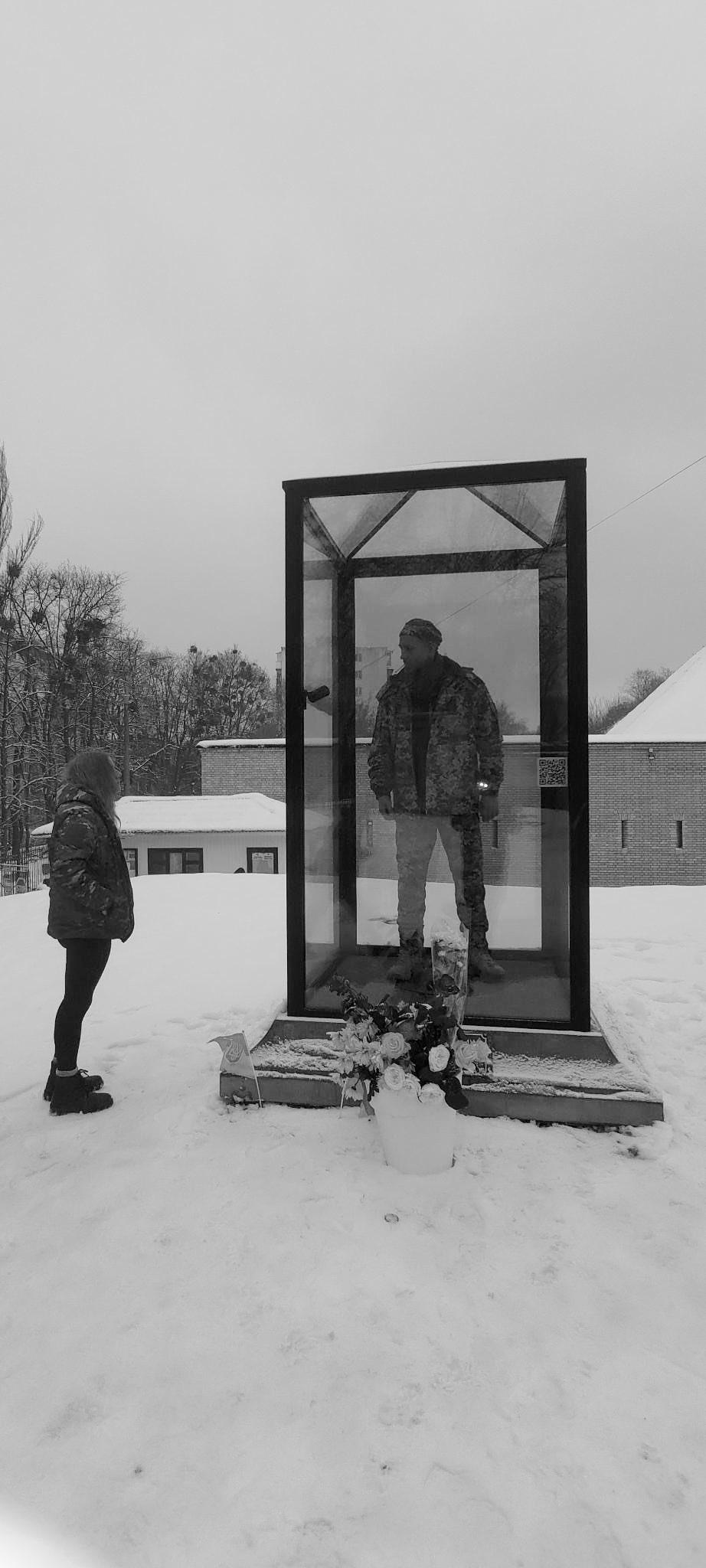 乌克兰人为了纪念士兵奥列克桑德·马齐耶夫斯基被俄罗斯军队处决三周年。黑白照片展