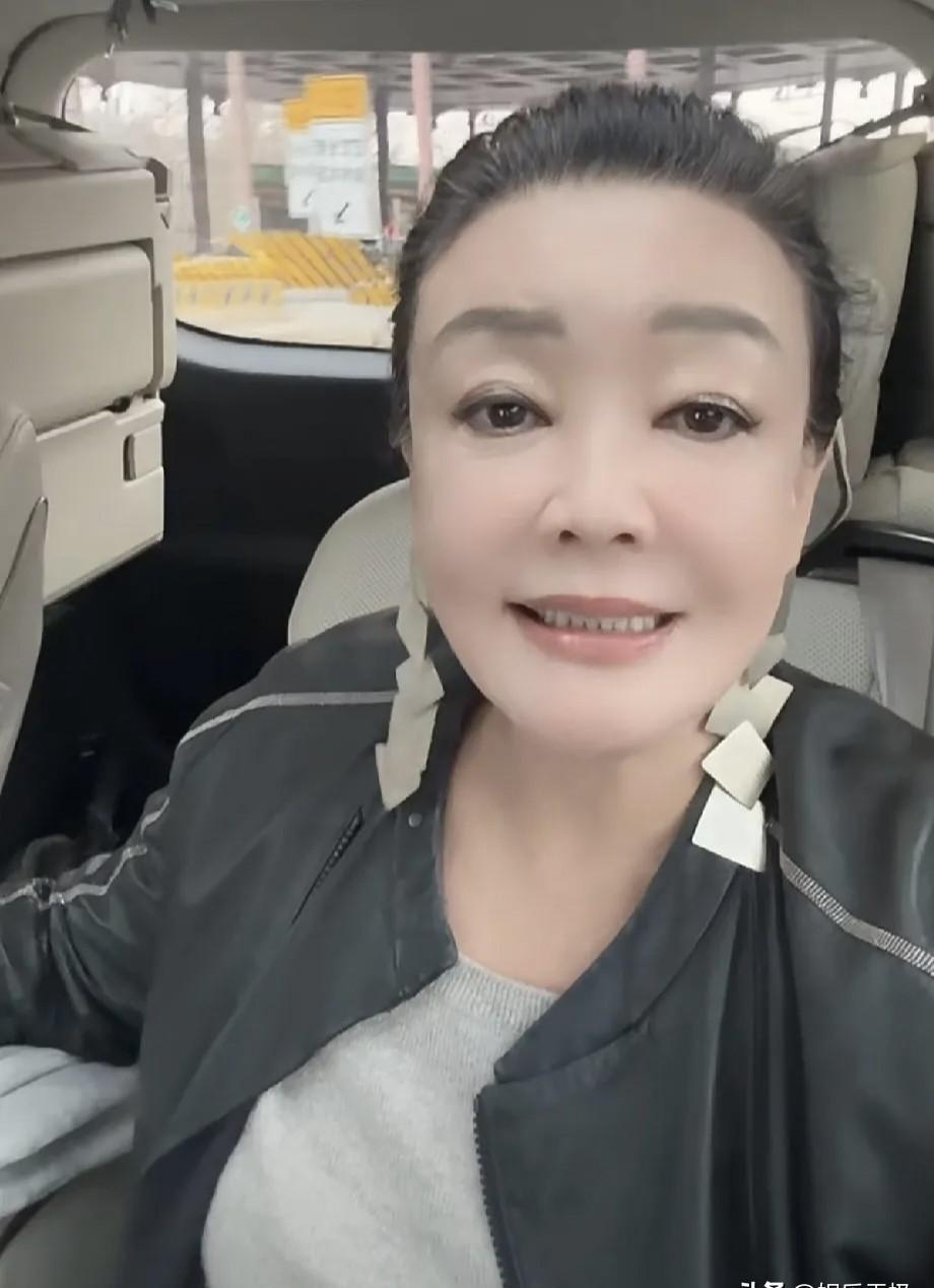 张兰亲口否认在台置业，字字切割。儿媳“拉家常”成了台阶，一如大S当年“刷卡买