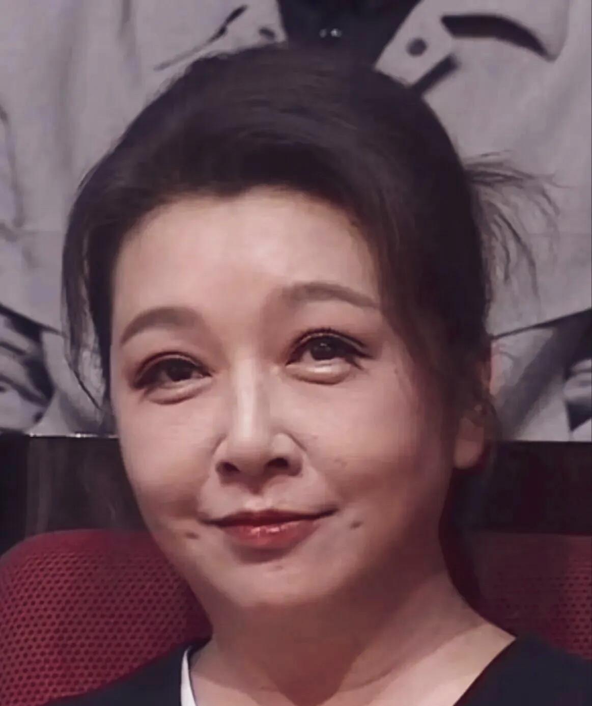 她的颜值下滑也太快了，看起来就像普通的中年大妈了，毫无明星气质。脸发腮严重，脖子