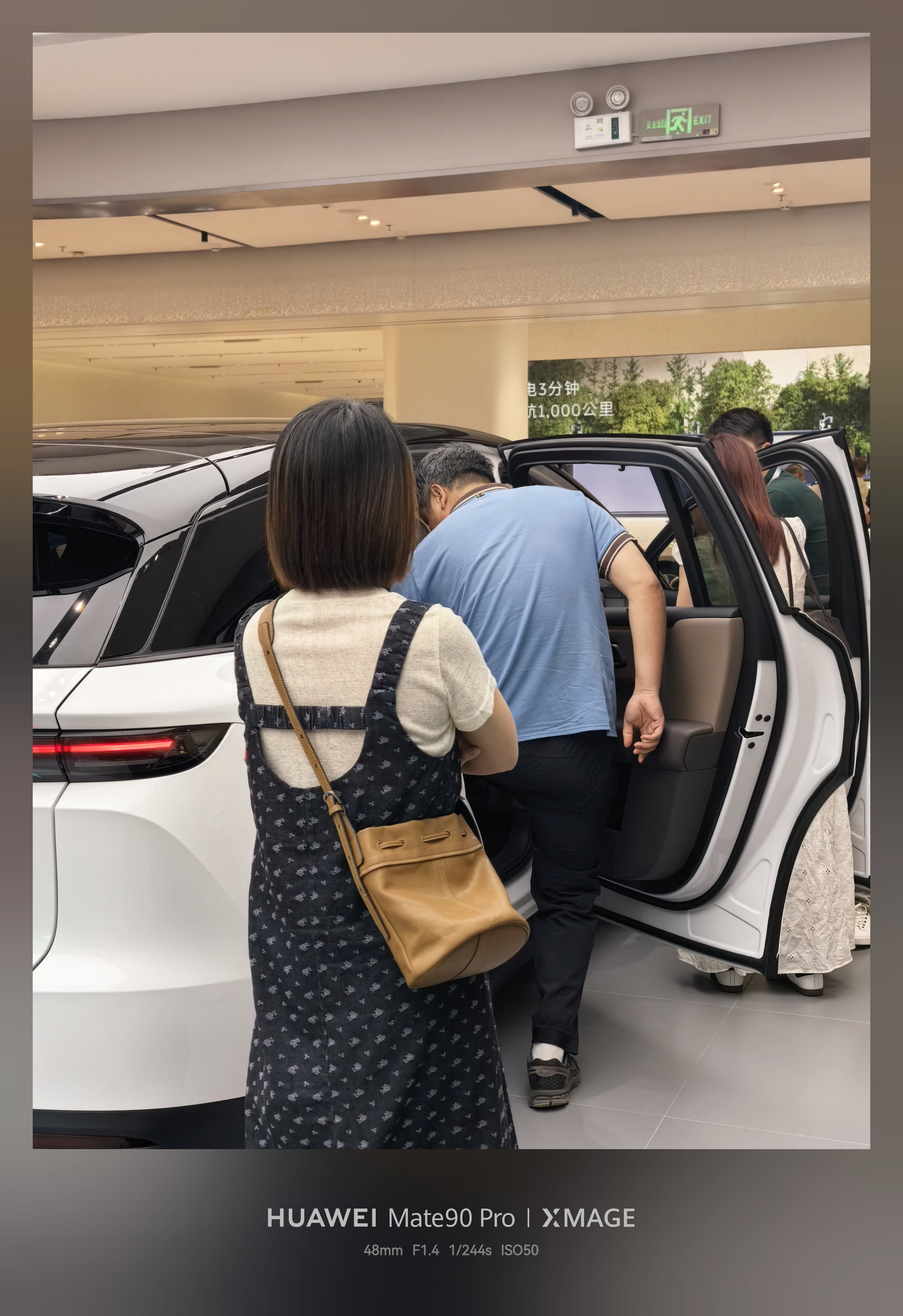下午6点多，去美林天地店看了新款理想i6。店里人流量不少，多是年轻情侣、夫妻，基