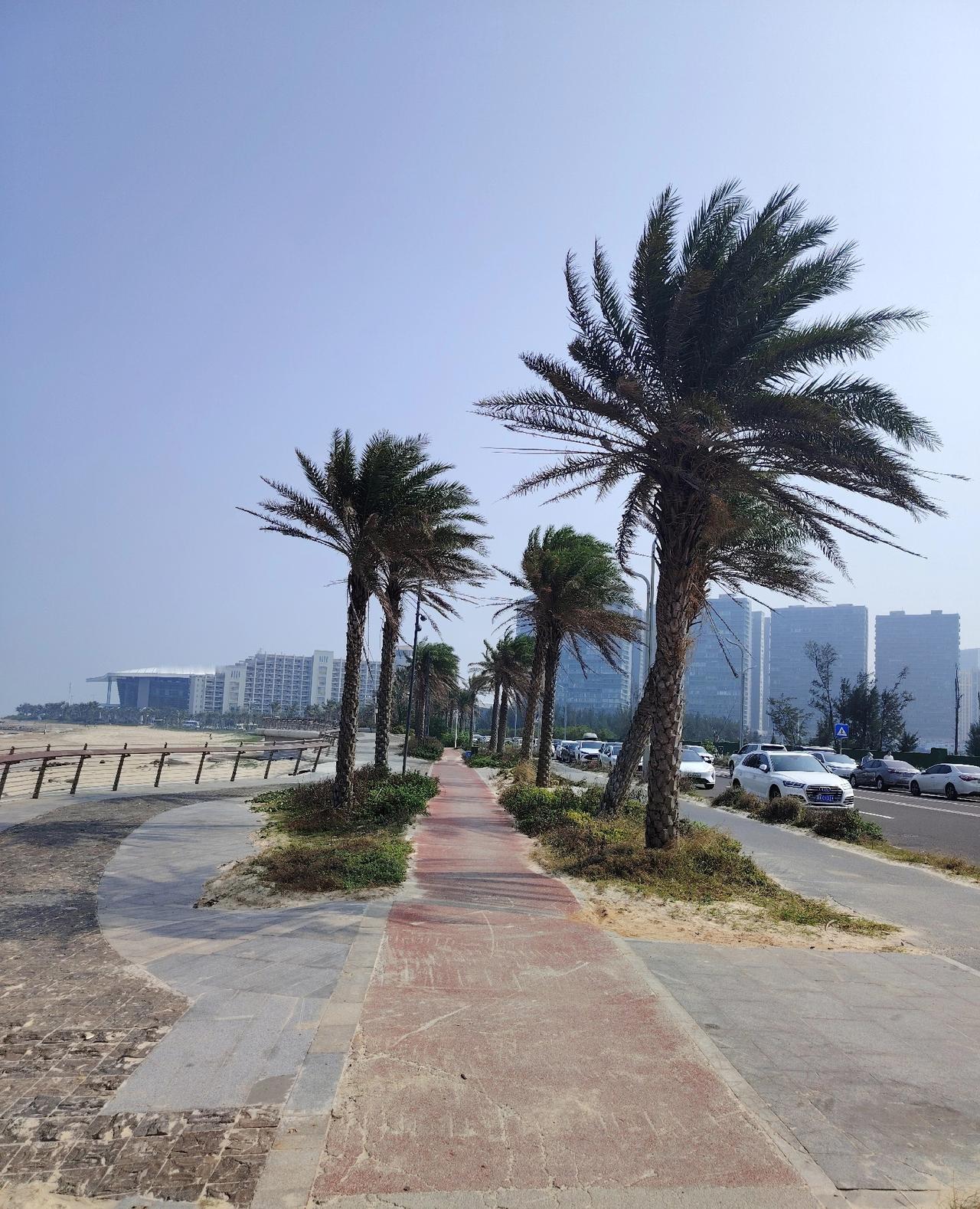 要说海南海口和三亚哪个更宜居，还真值得琢磨。海口作为省会，生活气息浓郁。物价相