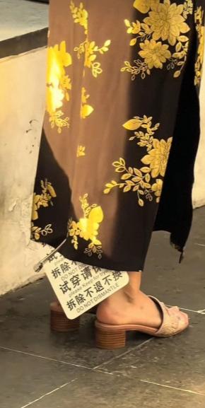 “丢人丢大了！”5月16日报道，上海，一女子为了拍照，花大价钱购买旗袍，在景区拍
