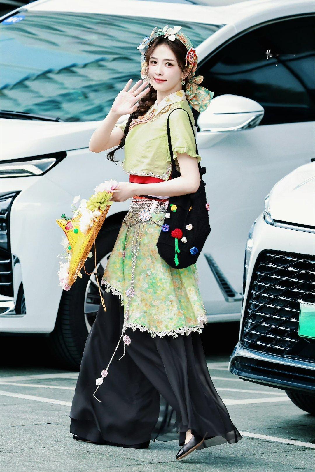 白鹿录制奔跑吧这几天的造型都很亮眼啊！！妆造都很完美了白鹿小厨娘