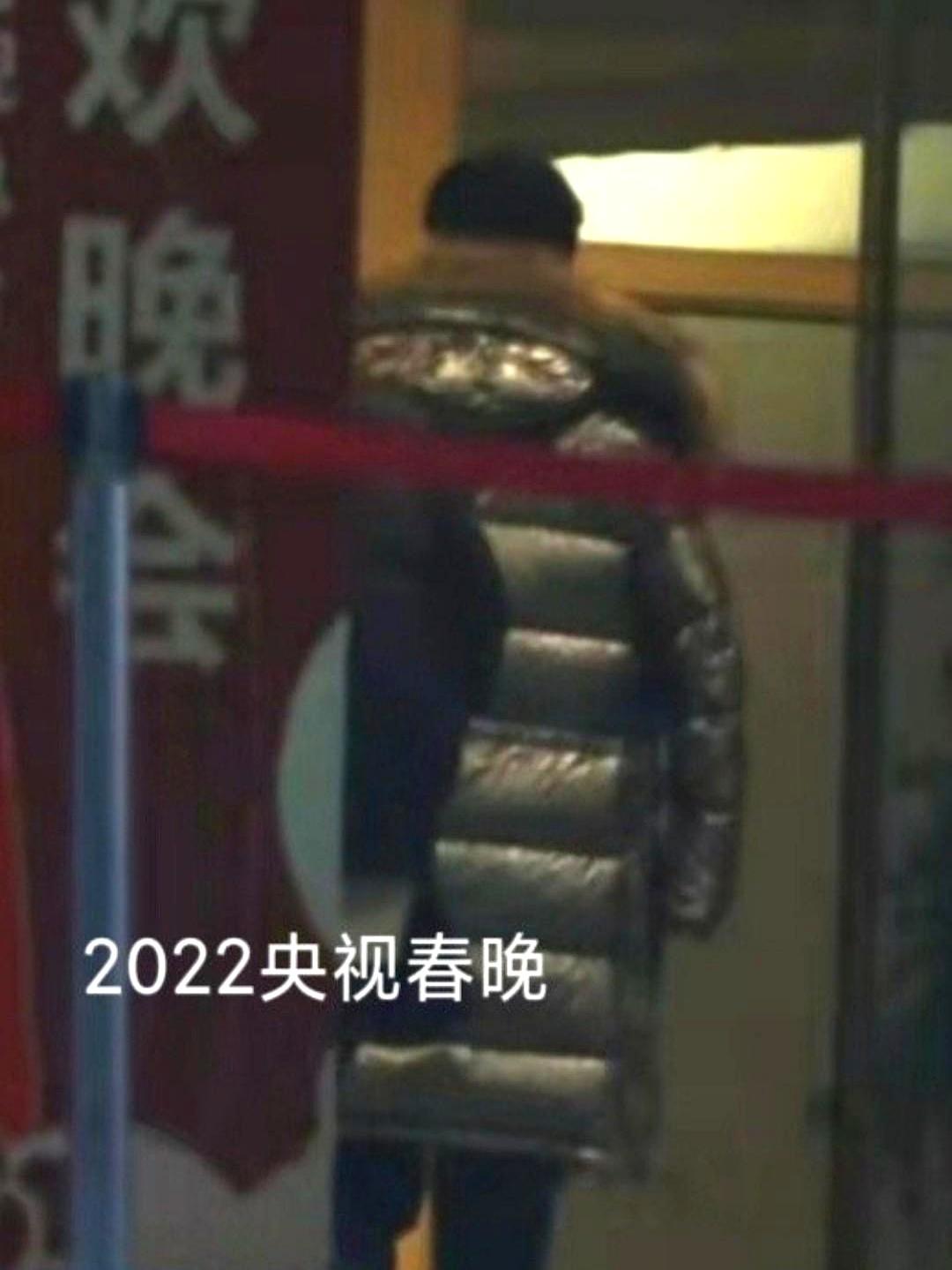 羽绒服穿了十年还舍不得扔张杰那件银色羽绒服，2017年沈阳机场第一次被拍