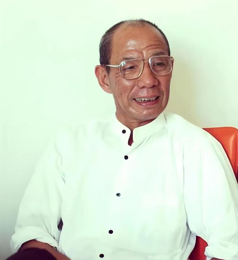 他走了，89岁，上海养老院里走的。穿一件洗得发白的蓝汗衫，脚上是双旧布鞋。手机还