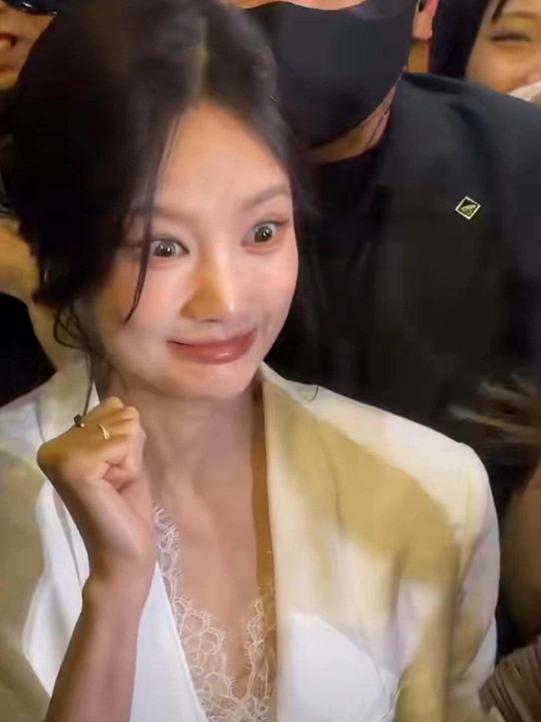 谁把李一桐挤成这样了娱乐圈双璧之一的笑眼女神李一桐参加上海时装周活动散场时，现