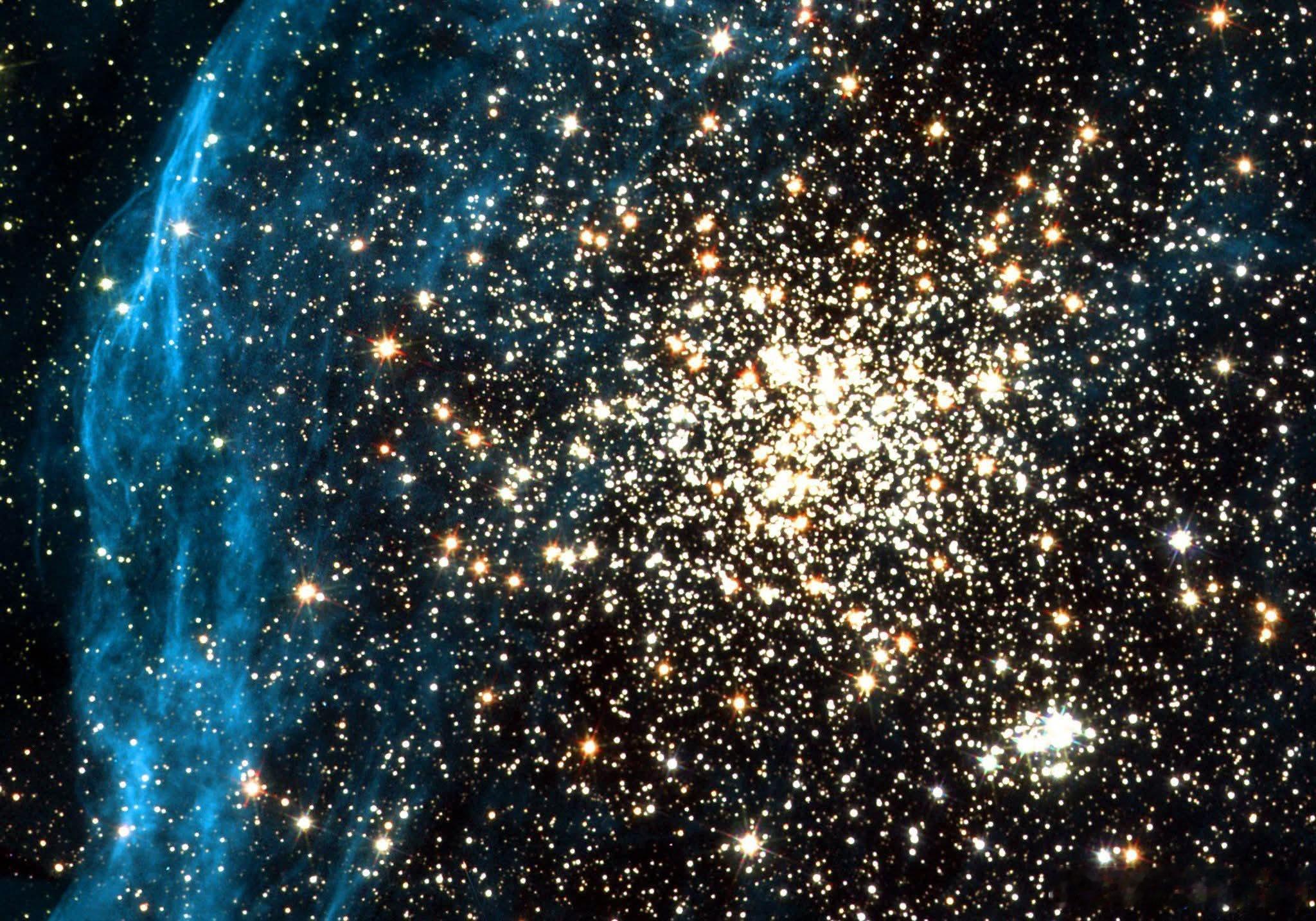 在大麦哲伦云广阔的恒星育婴场中，NGC1850作为一处壮观的双星团熠熠生辉—