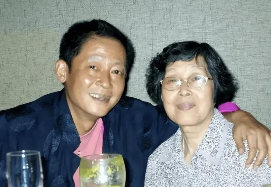 王志文带母亲吃大闸蟹，服务员：20元一只，母亲要了8只，结账时却收了王志文好几千