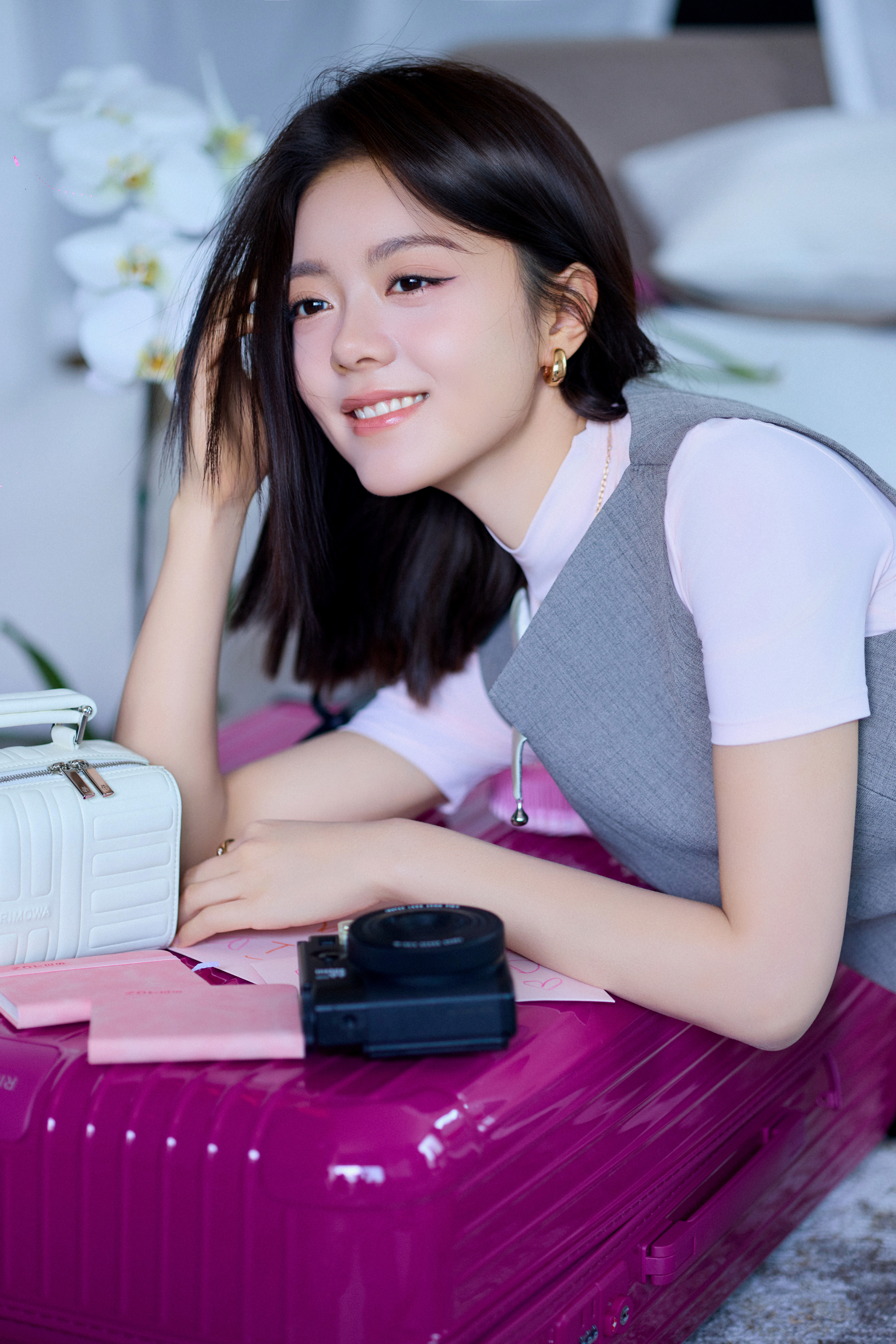 赵今麦干净利落的剪裁衬出舒展身姿，修长腿线舒展大方，柔和气质与干练格调相撞，清