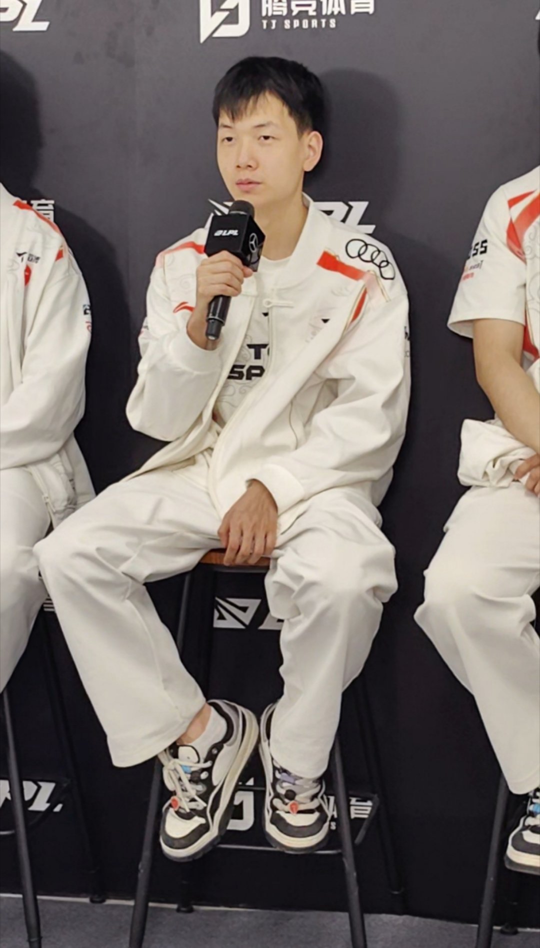 Q：结束后有跟老朋友们说什么吗?：现在还没说什么。tes战胜nip2025lpl