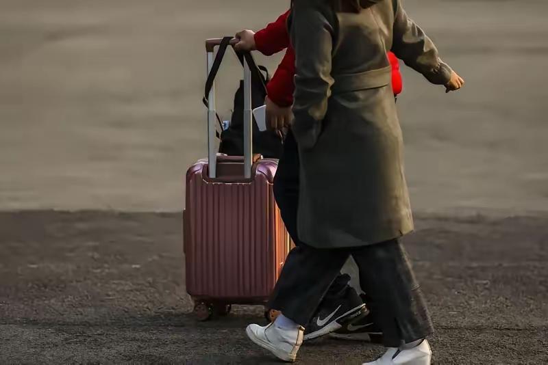 京女子嫁二婚丈夫，对继子视如己出，12年后两人离婚，女子净身出户，谁知，继子的一