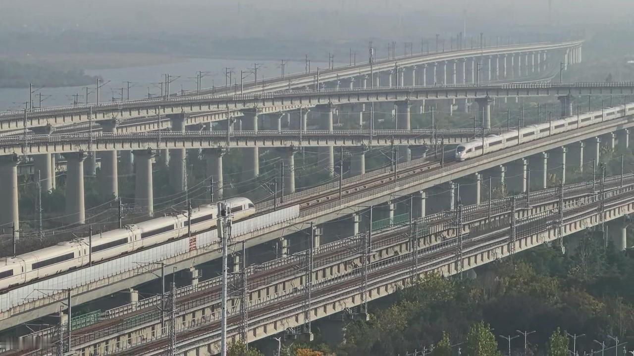 🚄徐州大湖枢纽的高铁线路和普铁线路纵横交错，像一张精密的交通网。两列和谐号沿京